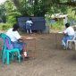 Suasana kegiatan belajar mengajar di bawah pohon pada Satuan Pendidikan Non Formal SKB Kabupaten Sikka, Senin (12/11)