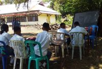 Suasana kegiatan belajar mengajar di bawah pohon pada Sekolah Pendidikan Non Formal SKB Kabupaten Sikka di Jalan Mawar Kelurahan Madawat Kecamatan Alok