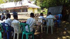 Suasana kegiatan belajar mengajar di bawah pohon pada Sekolah Pendidikan Non Formal SKB Kabupaten Sikka di Jalan Mawar Kelurahan Madawat Kecamatan Alok