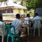 Suasana kegiatan belajar mengajar di bawah pohon pada Sekolah Pendidikan Non Formal SKB Kabupaten Sikka di Jalan Mawar Kelurahan Madawat Kecamatan Alok