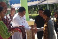 Kepala SMAK Frateran Maumere Frater M. Polikarpus menerima utusan dari Goethe Institut Jakarta saat pembukaan kegiatan Science Film Festival  dan Food Revolution di Aula Mardiwiyata, Jumat (2/11)