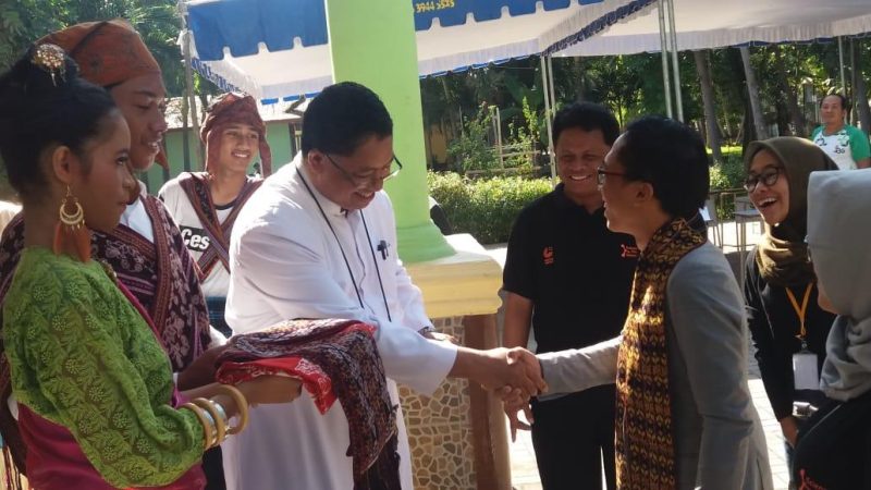 Kepala SMAK Frateran Maumere Frater M. Polikarpus menerima utusan dari Goethe Institut Jakarta saat pembukaan kegiatan Science Film Festival  dan Food Revolution di Aula Mardiwiyata, Jumat (2/11)