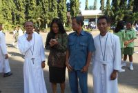 Glewo Suyanto (kacamata) pose bersama dua Frater Bunda hati Kudus dan seorang guru SMPK Frater Maumere