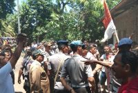 Keluarga tergugat sambil membawa bendera merah putih berupaya menghalangi proses eksekusi pengosongan tanah di Dusun Waiara Desa Waiara Kecamatan Kewapante, Kamis (1/11)