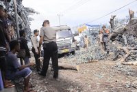 Gara-gara aksi pungutan liar dihentikan, warga sekitar menutup jalur alternatif di lokasi pohon tumbang di Desa Tanaduen Kecamatan Kangae Kabupaten Sikka, Senin (3/12)