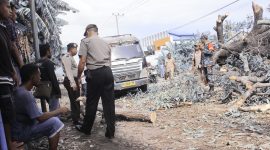Gara-gara aksi pungutan liar dihentikan, warga sekitar menutup jalur alternatif di lokasi pohon tumbang di Desa Tanaduen Kecamatan Kangae Kabupaten Sikka, Senin (3/12)