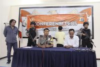 Wakapolres Sikka Kompol Iwan Iswahyudi sedng memberikan keterangan pers terkait kasus pencurian kendaraan bermotor, Senin (3/12) di mapolres Sikka