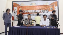 Wakapolres Sikka Kompol Iwan Iswahyudi sedng memberikan keterangan pers terkait kasus pencurian kendaraan bermotor, Senin (3/12) di mapolres Sikka