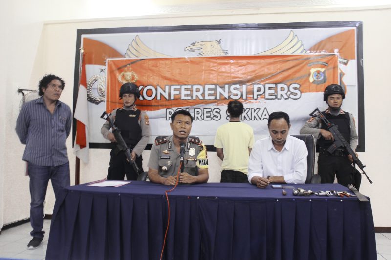 Wakapolres Sikka Kompol Iwan Iswahyudi sedng memberikan keterangan pers terkait kasus pencurian kendaraan bermotor, Senin (3/12) di mapolres Sikka