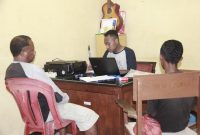 Penyidik sedang mengambil keterangan dari penjual dan pengepul kupon putih yang diamankan di wilayah Kecamatan Paga, Rabu (12/12) malam;