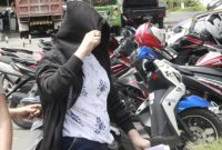 Seorang PSK digelandang aparat kepolisian karena menjalankan praktik prostitusi liar di Hotel Bogor Maumere, Jumat (14/12)
