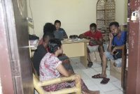 Tiga orang warga yang terlibat peredaran judi kupon putih sedang diinterogasi anggota Sat Intel Polres Sikka, Sabtu (15/12)