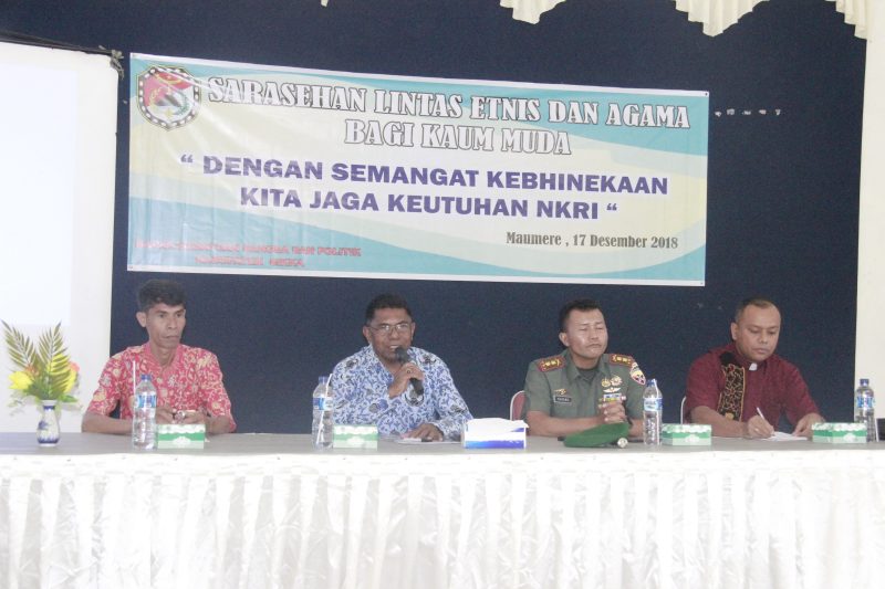 Kepala Badan Kesatuan Bangsa dan Politik Thomas Ola Peka membuka kegiatan Sarasehan Lintas Etnis dan Agama Bagi Kaum Muda di Aula Gedung FKUB Sikka, Senin (17/12)
