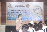 Fredy Isay pencetus aplikasi ExpressLingua sedang memperkenalkan aplikasi terebut kepada ratusan pelajar di Kabupaten Sikka, Senin (17/12), di Gedung SCC Maumere