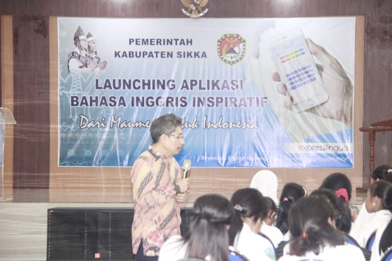 Fredy Isay pencetus aplikasi ExpressLingua sedang memperkenalkan aplikasi terebut kepada ratusan pelajar di Kabupaten Sikka, Senin (17/12), di Gedung SCC Maumere
