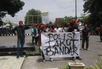Aksi unjuk rasa PMKRI Maumere di Mapolres Sikka, Senin (17/12), terkait kasus judi kupon putih