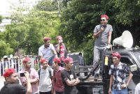 Bento Ranny, aktifis PMKRI Maumere sedang berorasi di halaman Mapolres Sikka; Senin (17/12)