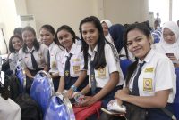 Beberapa pelajar SMP Negeri 1 Maumere sedang mengikuti launching aplikasi ExpressLingua di Gedung SCC Maumere, Senin (17/12)