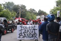 Aksi demonstrasi PMKRI Maumere yang menuntut Polres Sikka segera menangkap bandar-bandar judi kupon putih di Kabupaten Sikka, Selasa (18/12)