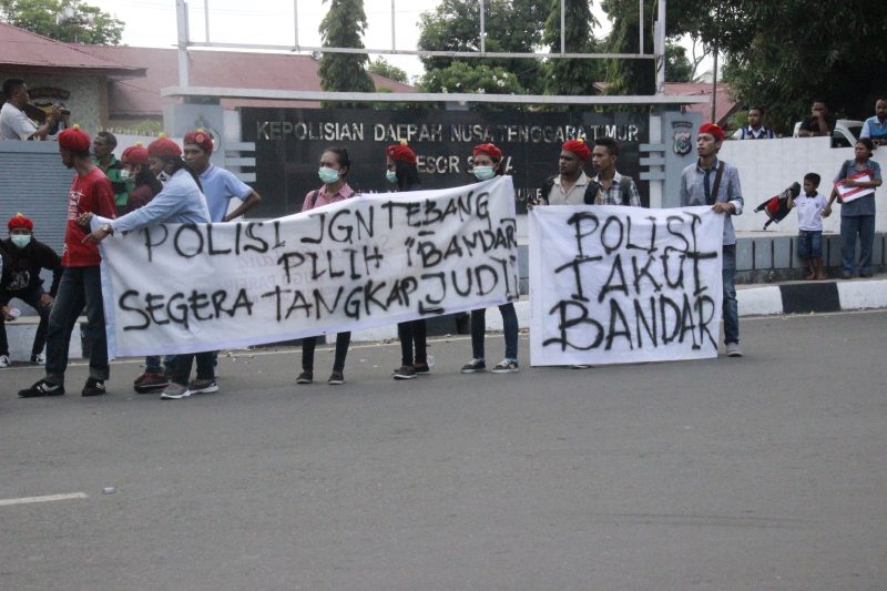 PMKRI Maumere menggelar aksi demonstrasi di Jalan Ahmad Yani depan Mapolres Sikka, Selasa (18/12), karena Kapolres Sikka menolak audiens