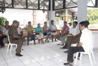 Anggota Fraksi Partai Golkar Fransiskus Siku Parera sedang menerima perangkat Desa Lela Kecamatan Lela Kabupaten Sikka di Gedung DPRD Sikka, Rabu (19/12)