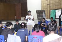 Wilfridus Ero seorang peserta workshop Viu Shorts sedang presentasikan cerita lokal setempat, di Aula Karmel Maumere, Rabu (19/12)