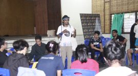 Wilfridus Ero seorang peserta workshop Viu Shorts sedang presentasikan cerita lokal setempat, di Aula Karmel Maumere, Rabu (19/12)