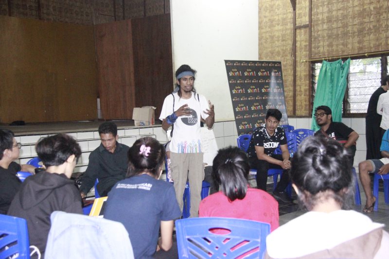 Wilfridus Ero seorang peserta workshop Viu Shorts sedang presentasikan cerita lokal setempat, di Aula Karmel Maumere, Rabu (19/12)