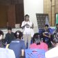 Wilfridus Ero seorang peserta workshop Viu Shorts sedang presentasikan cerita lokal setempat, di Aula Karmel Maumere, Rabu (19/12)