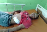 Yohanis Viani, korban penganiayaan yang ditikam dengan pisau oleh seorang tukang ojek, Jumat (7/12), sedang dirawat di Puskesmas Watubaing Kecamatan Talibura