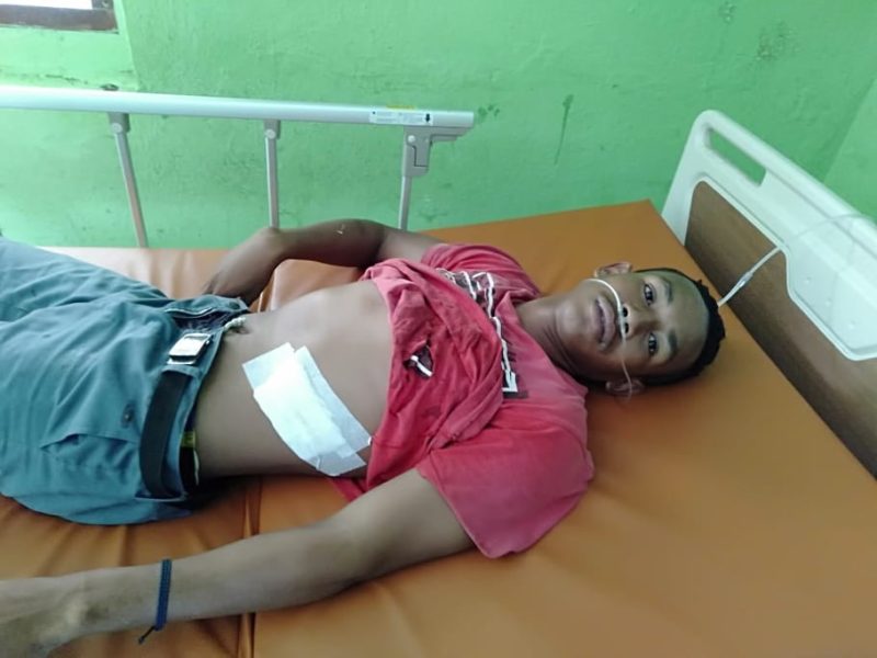 Yohanis Viani, korban penganiayaan yang ditikam dengan pisau oleh seorang tukang ojek, Jumat (7/12), sedang dirawat di Puskesmas Watubaing Kecamatan Talibura