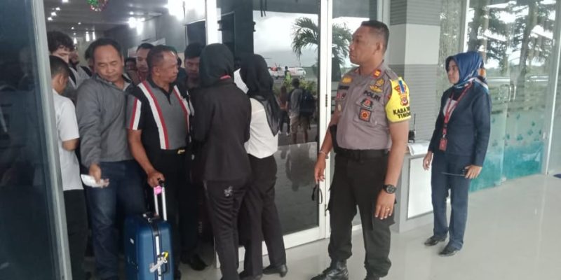 Suasana penumpang Wings Air di Bandara Frans Seda Maumere, Sabtu (22/12)