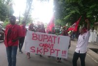 Aksi demonstrasi GMNI Sikka di Kantor Bupati Sikka, Kamis (20/12), menuntut pencabutan keputusan tentang pasar pagi terbatas di TPI Alok
