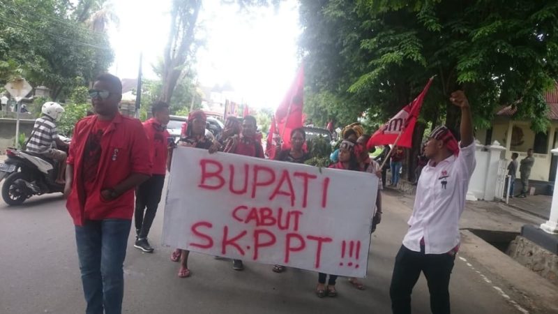 Aksi demonstrasi GMNI Sikka di Kantor Bupati Sikka, Kamis (20/12), menuntut pencabutan keputusan tentang pasar pagi terbatas di TPI Alok