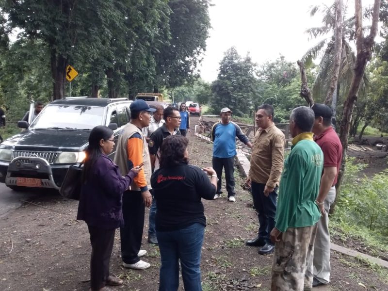Bupati Sikka Fransiskus Roberto Diogo sedang meninjau deker yang jebol akibat banjir Likot Dusun Luah Desa Hoder Kecamatan Waigete Kabupaten Sikka, Kamis (27/12)