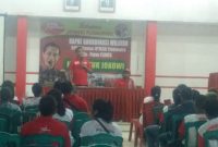 Ketua Umum Relawan Jo’Mari Flobamora Mikael Umbu Zasa sedang berbicara di depan relawan saat Rakorwil di Nara Room Maumere, Kamis (27/12)