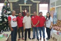 Ketua Umum Relawan Jo’Mari Mikael Umbu Zasa bersama relawan di Maumere saat silaturahmi ke Uskup Maumere Mgr Edwaldus Martinus Sedu di Lepo Bispu, Rabu (26/12)