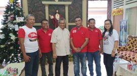 Ketua Umum Relawan Jo’Mari Mikael Umbu Zasa bersama relawan di Maumere saat silaturahmi ke Uskup Maumere Mgr Edwaldus Martinus Sedu di Lepo Bispu, Rabu (26/12)