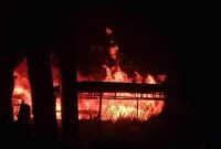 Suasana kebakaran kios milik Saharudin di Jalan Nong Meak Kelurahan Kabor Kecamatan Alok, Sabtu (29/12)