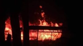 Suasana kebakaran kios milik Saharudin di Jalan Nong Meak Kelurahan Kabor Kecamatan Alok, Sabtu (29/12)