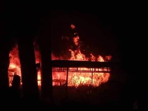Suasana kebakaran kios milik Saharudin di Jalan Nong Meak Kelurahan Kabor Kecamatan Alok, Sabtu (29/12)