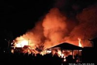 Api sedang menjilat empat rumah di Jalan Anggrek Kelurahan Kabor Kecamatan Alok, Kamis (20/12), dinihari