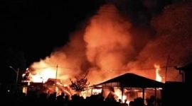 Api sedang menjilat empat rumah di Jalan Anggrek Kelurahan Kabor Kecamatan Alok, Kamis (20/12), dinihari