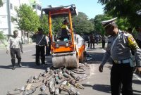 Polisi memusnahkan puluhan knalpot racing di Maumere Kabupaten Sikka, Jumat (21/12)
