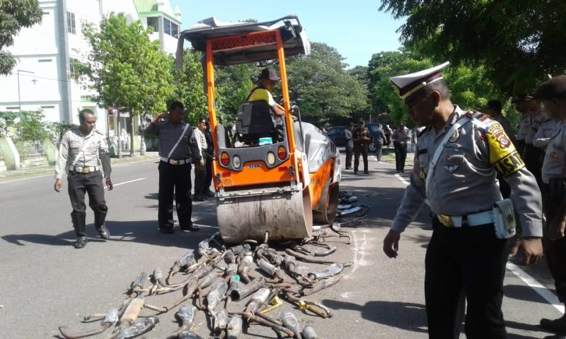 Polisi memusnahkan puluhan knalpot racing di Maumere Kabupaten Sikka, Jumat (21/12)