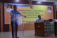 Bupati Sikka Fransiskus Roberto Diogo berbicara dalam forum konsultasi publik rancangan awal RPJMD Kabupaten Sikka Tahun 2018-2023 di Gedung Sikka Convention Centre Maumere, Jumad (30/11)