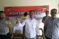 Kasat Reskrim Polres Sikka AKP Heffri Dwi Irawan (baju putih) sedang menunjuk barang bukti yang disita dari terduga pelaku pengepul kupon putih, Kamis (13/12)