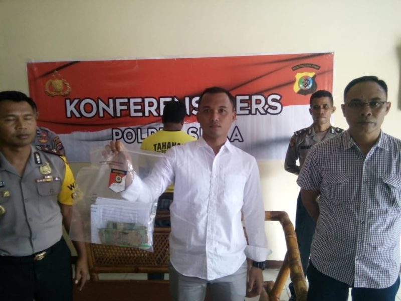 Kasat Reskrim Polres Sikka AKP Heffri Dwi Irawan (baju putih) sedang menunjuk barang bukti yang disita dari terduga pelaku pengepul kupon putih, Kamis (13/12)