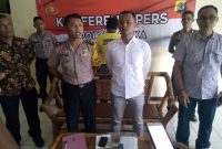 Wakapolres Sikka Kompol Iwan Iswahyudi memberikan keterangan pers terkait penangkapan pengepul kupon putih, Kamis (13/12)