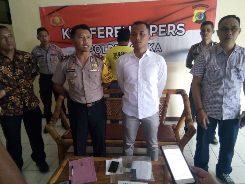 Wakapolres Sikka Kompol Iwan Iswahyudi sedang memberikan keterangan kepada media, Kamis (13/12), di Mapolres Sikka,  terkait penangkapan pengepul kupon putih